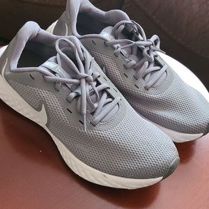 LIKE NEW Gray and White Nike Athletic Shoes